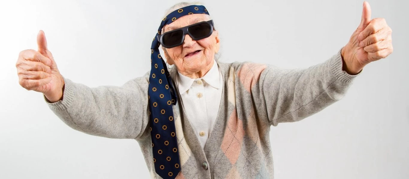 Έτοιμη να κατακτήσει το ρεκόρ Γκίνες η 81χρονη σέρφερ από την Κεφαλονιά: Διήνυσε την απόσταση Κεφαλονιά-Κυλλήνη